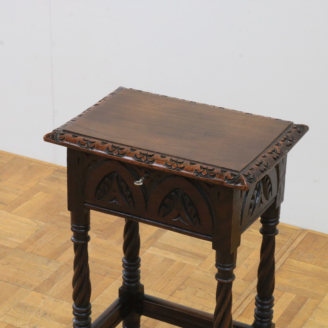 サイドテーブル