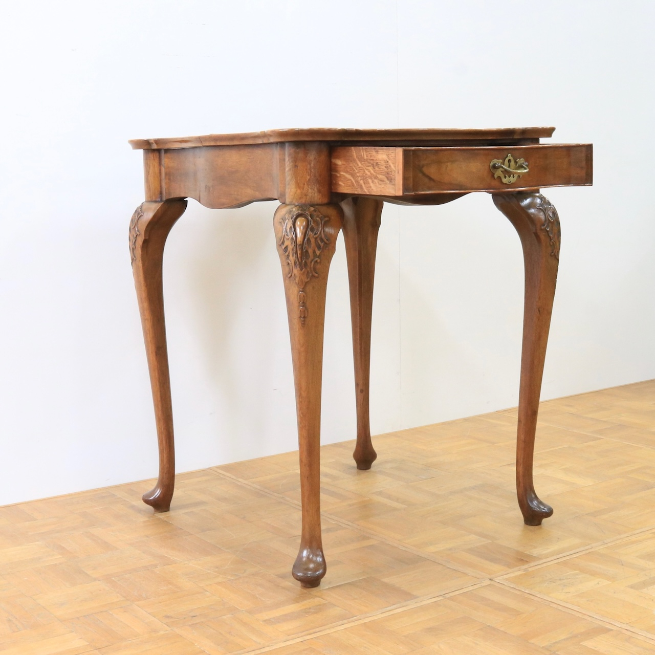 ドレッシングテーブル