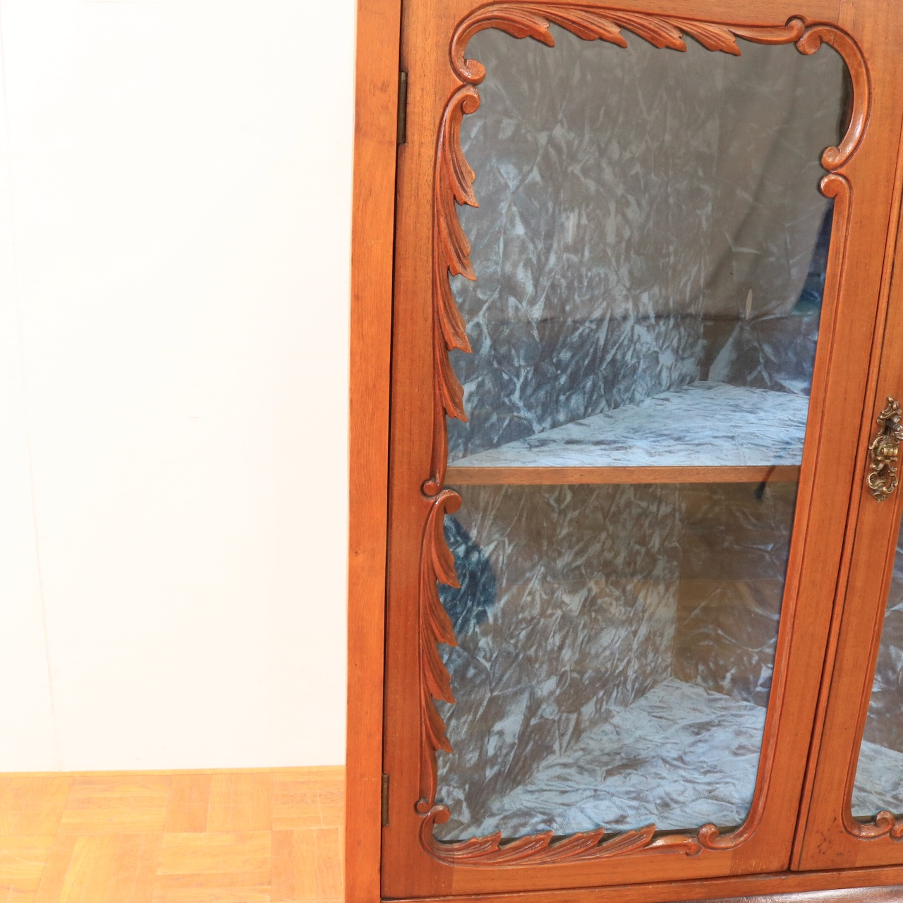 コーナーキャビネット