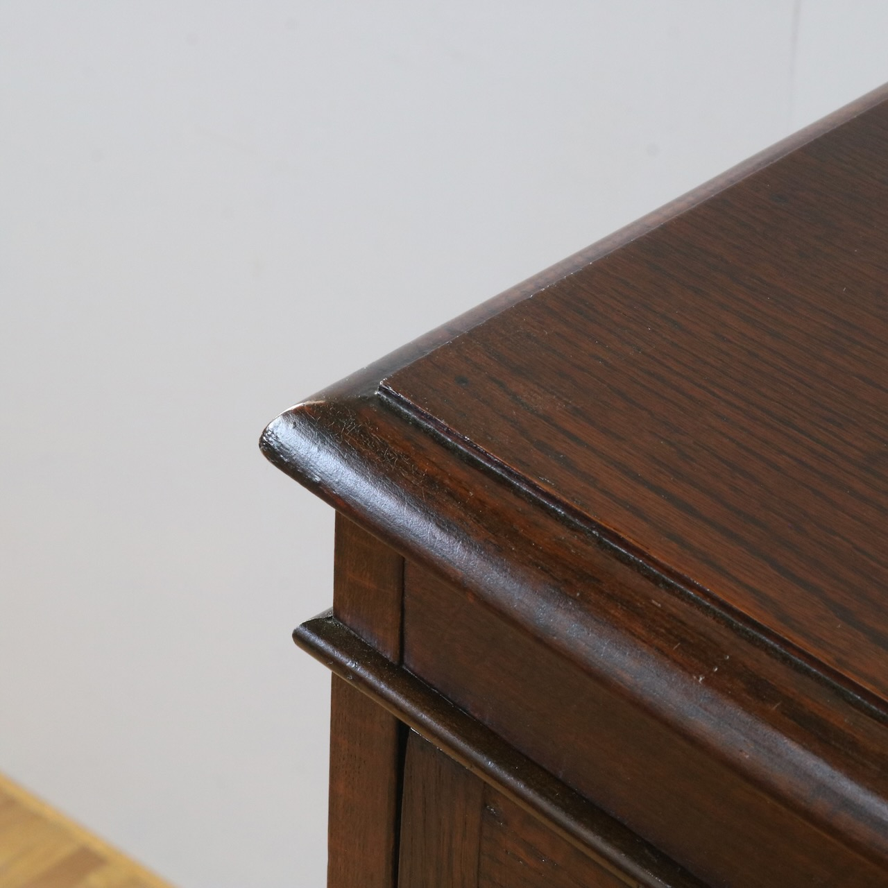 グラスキャビネット