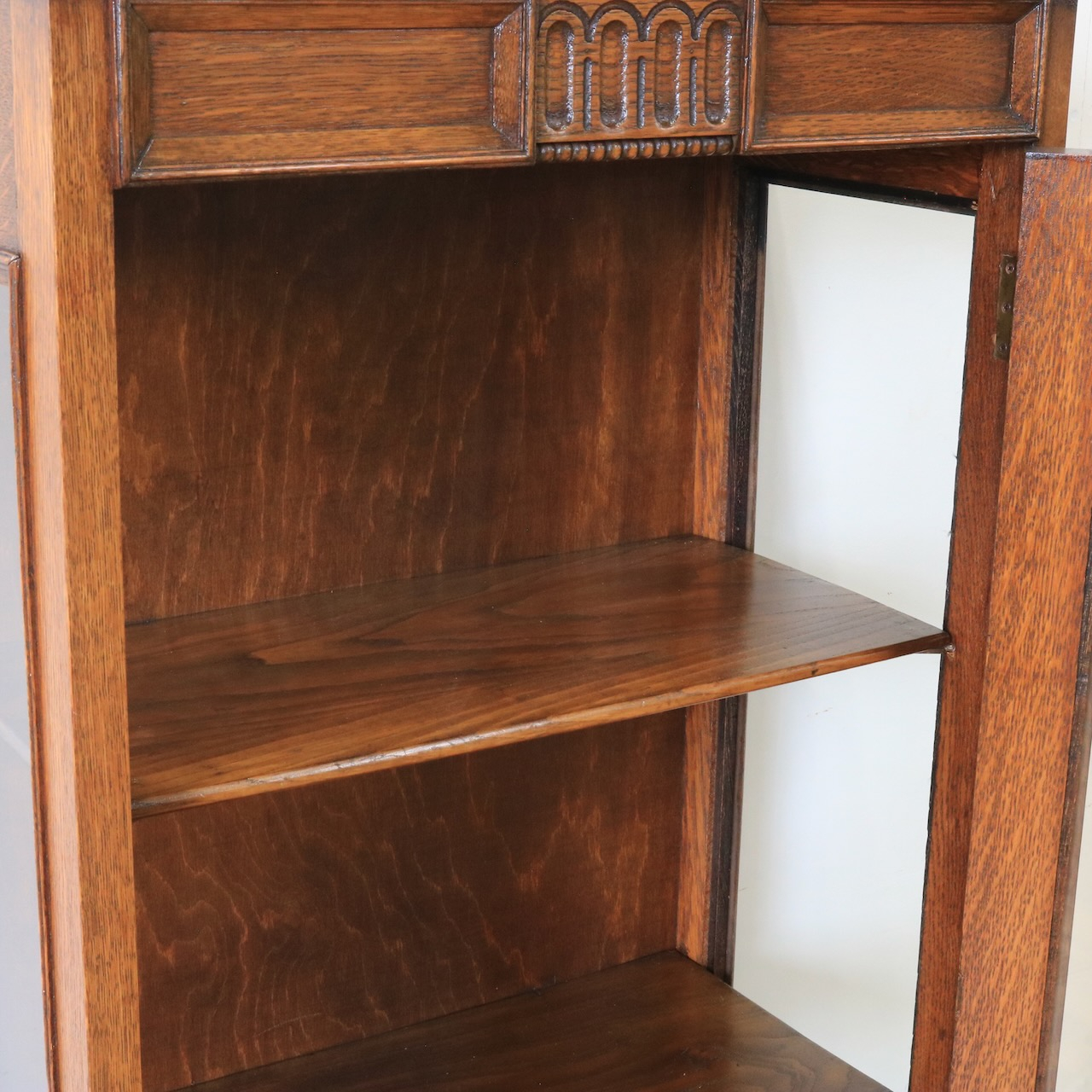 グラスキャビネット