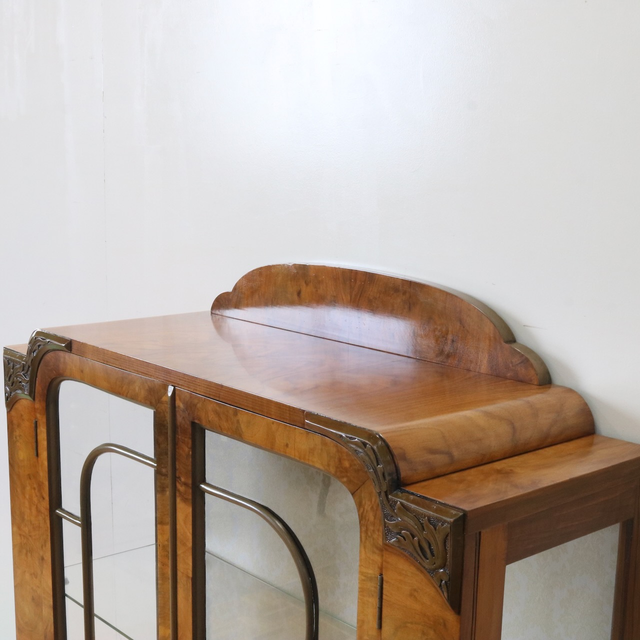 グラスキャビネット