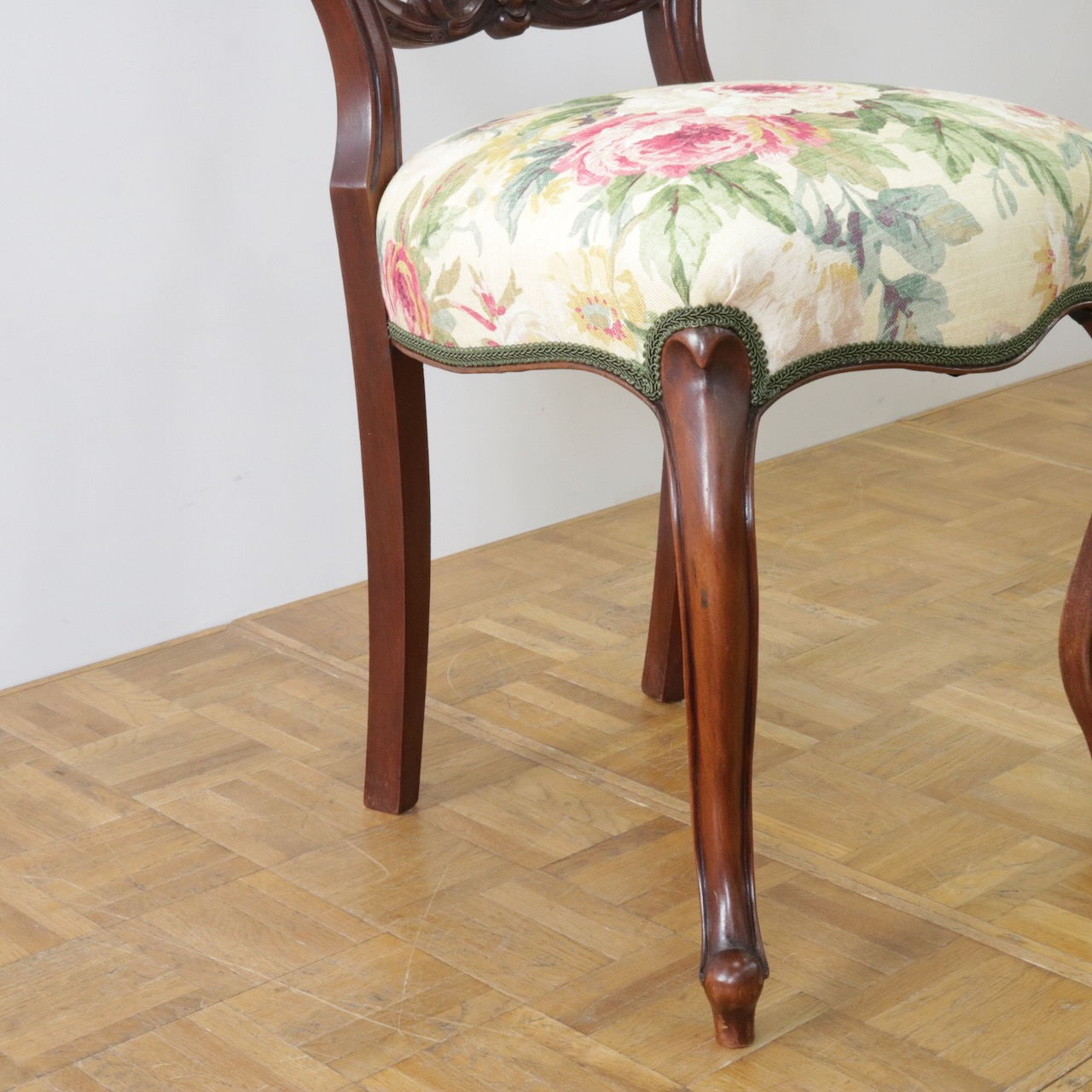 バルーンバックチェアー