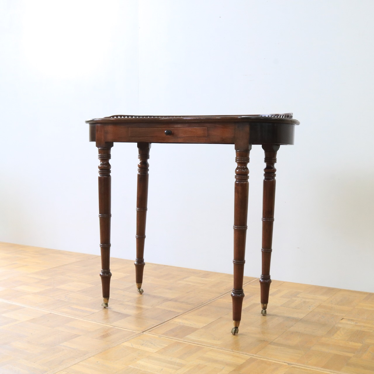 ライティングテーブル