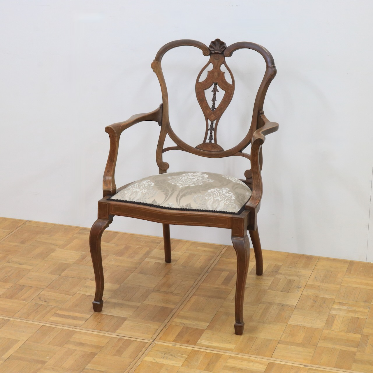 アームチェアー