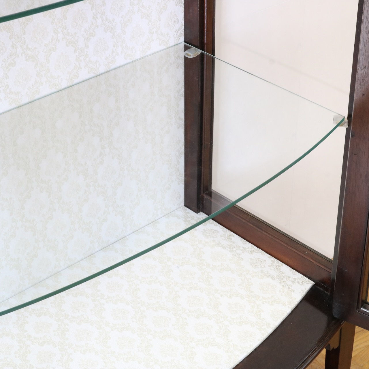 グラスキャビネット