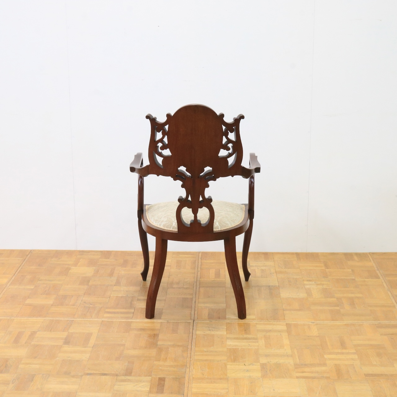 アームチェアー