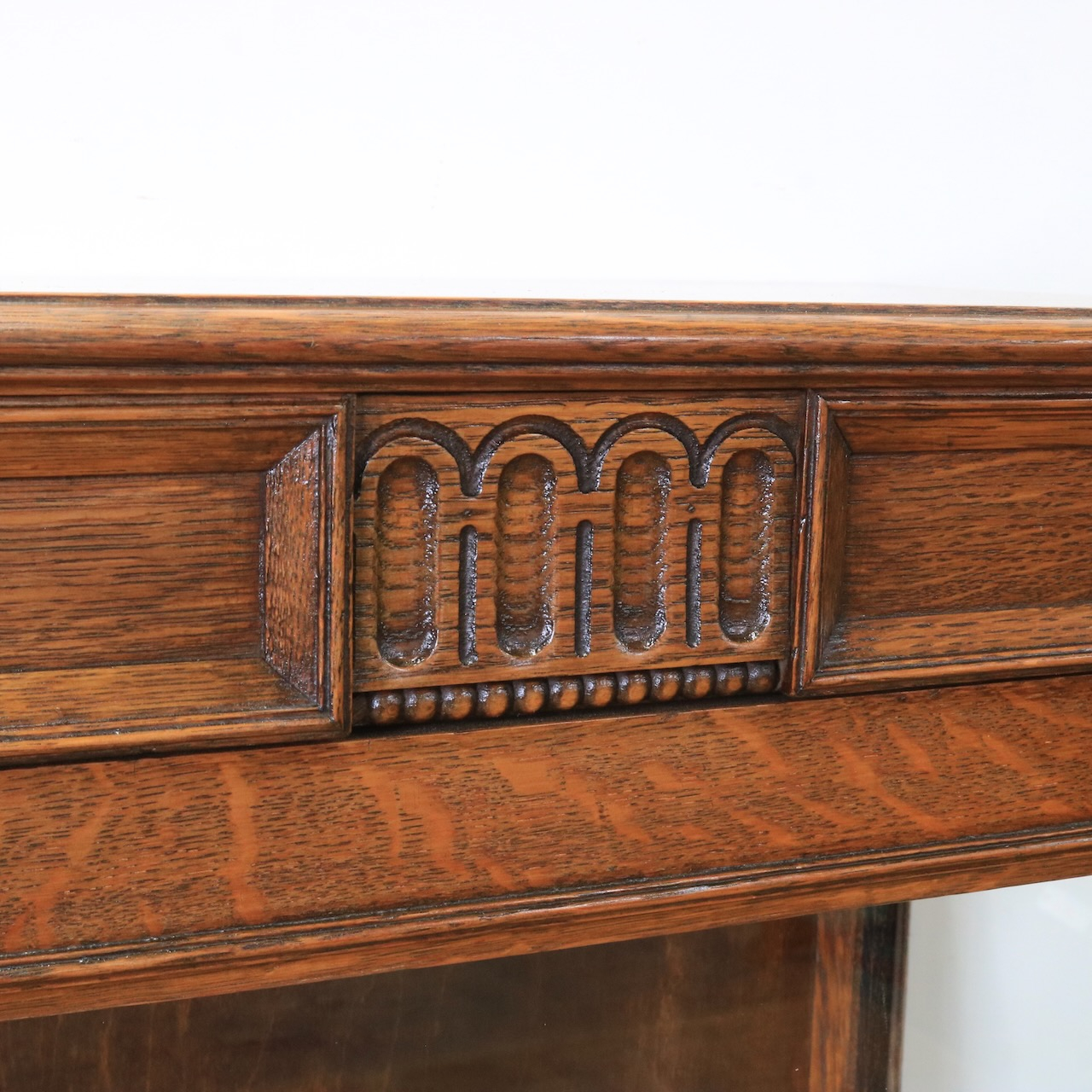 グラスキャビネット