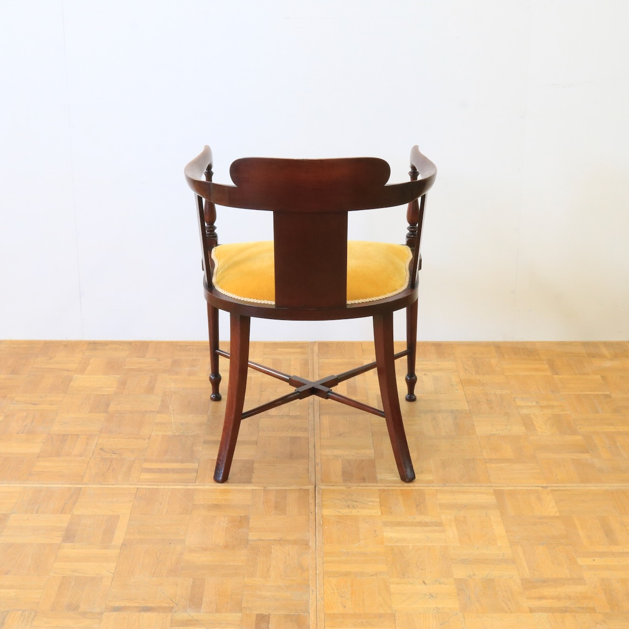 アームチェアー