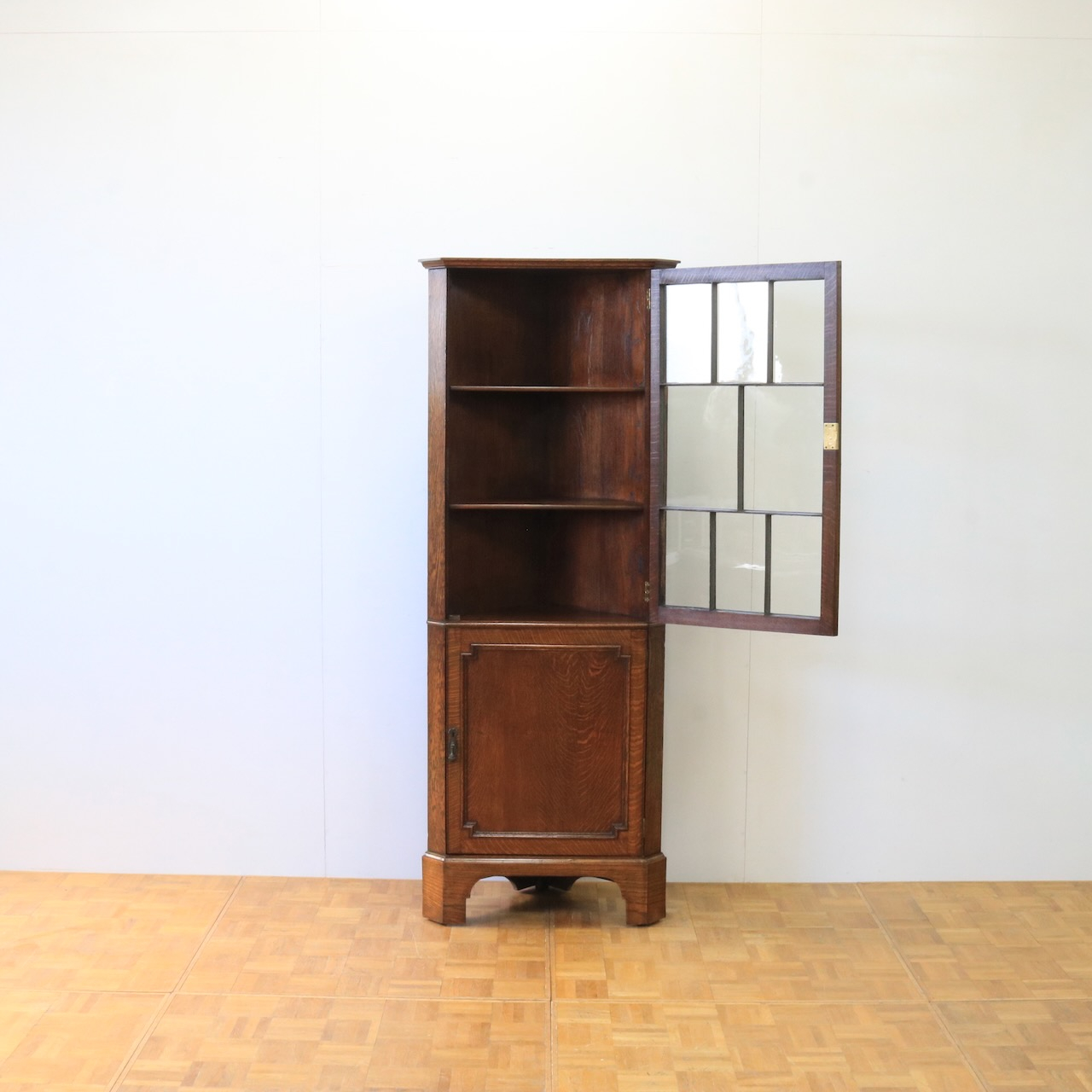 コーナーキャビネット