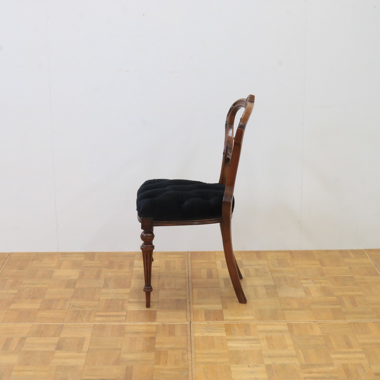 バルーンバックチェアー