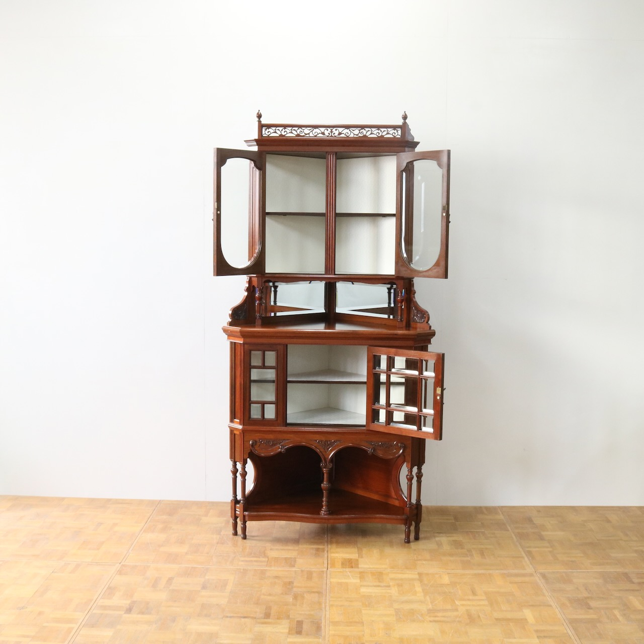 コーナーキャビネット