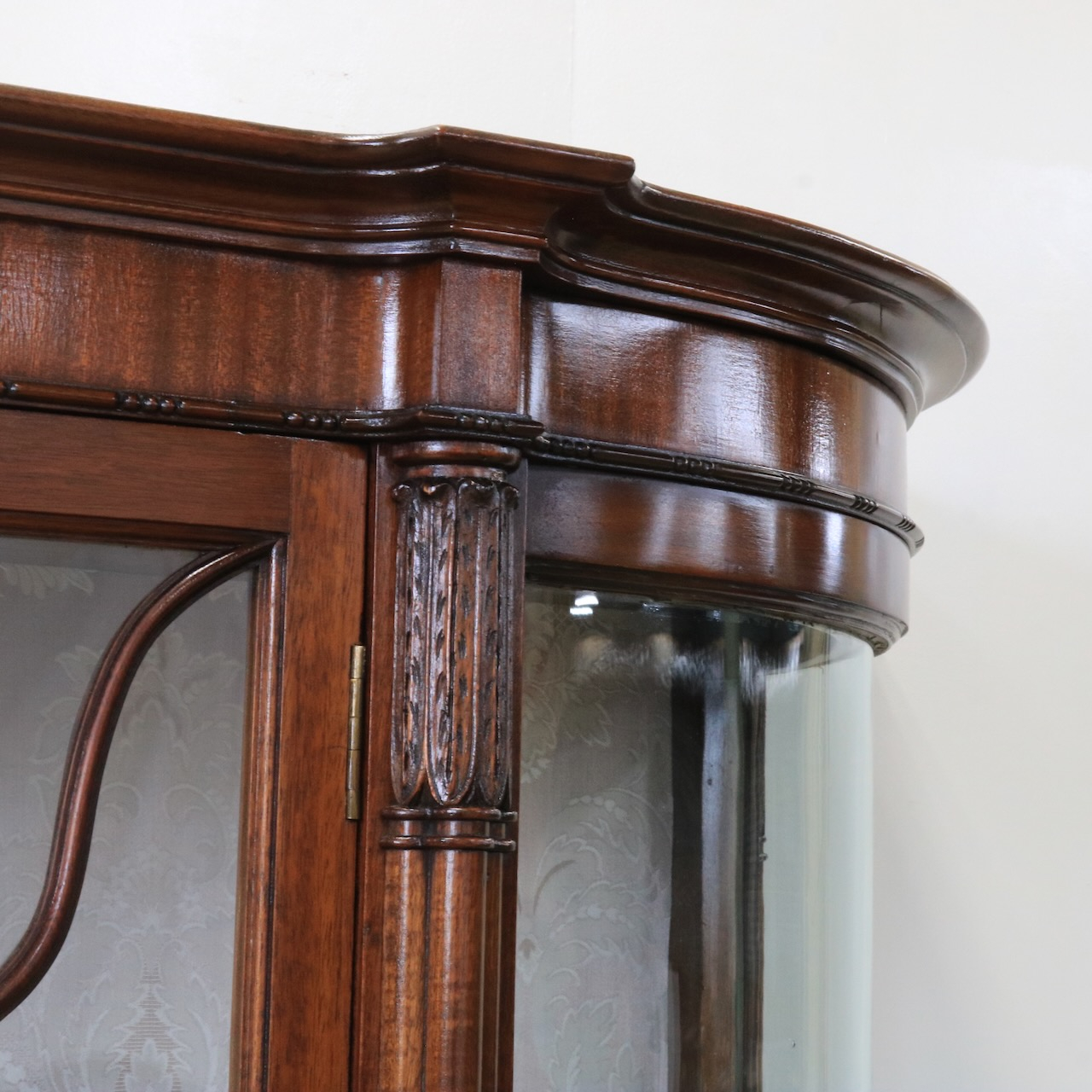 グラスキャビネット