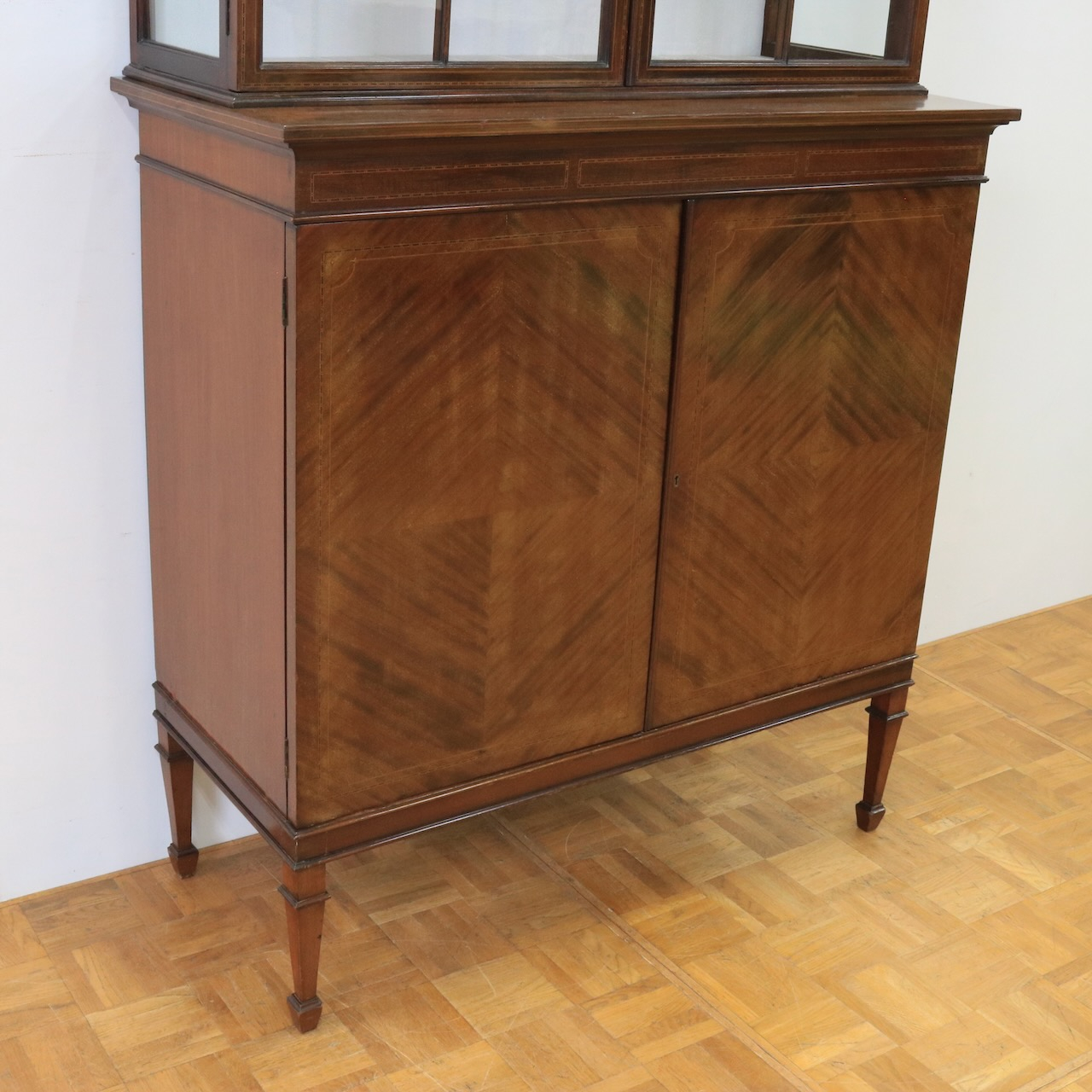 グラスキャビネット