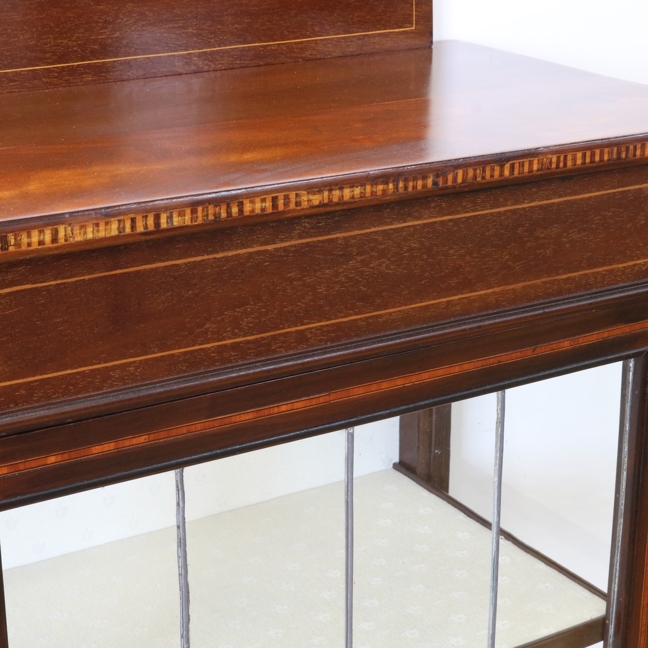 グラスキャビネット