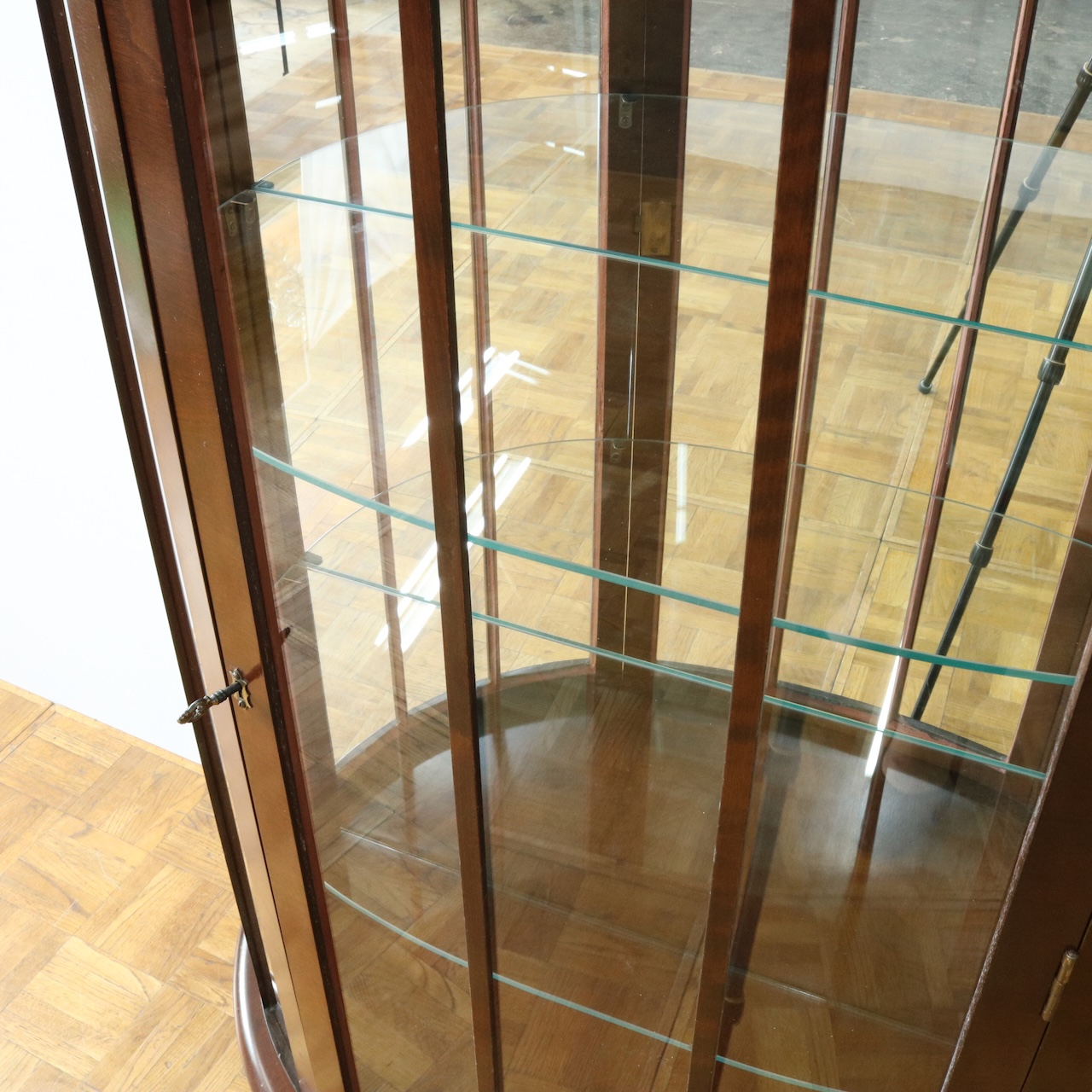 グラスキャビネット