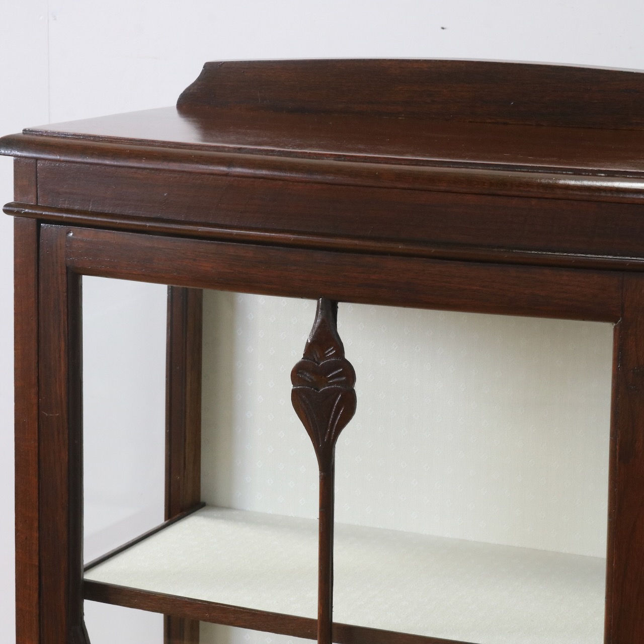 グラスキャビネット