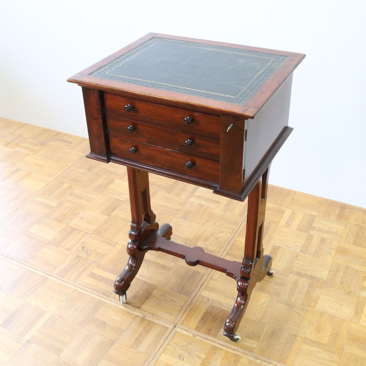 ライティングデスク