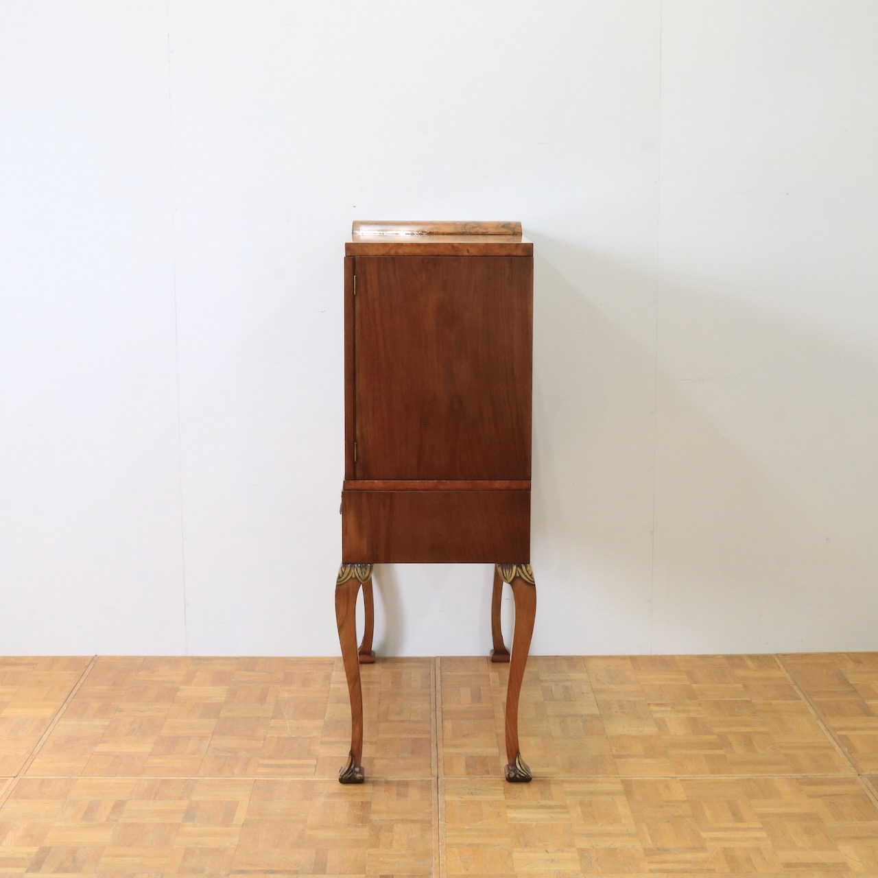 グラスキャビネット