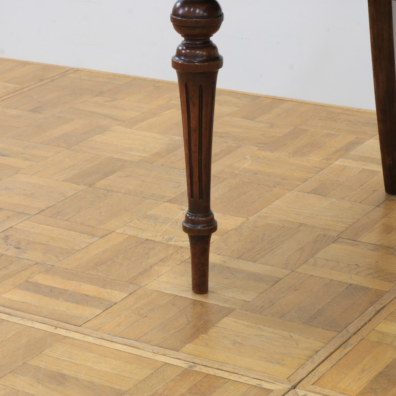 バルーンバックチェアー