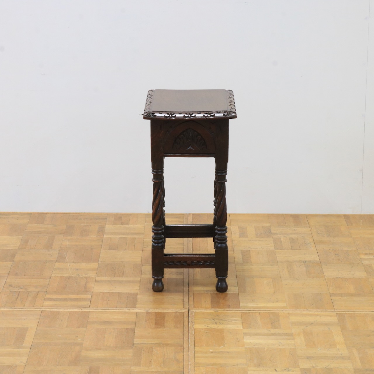 サイドテーブル