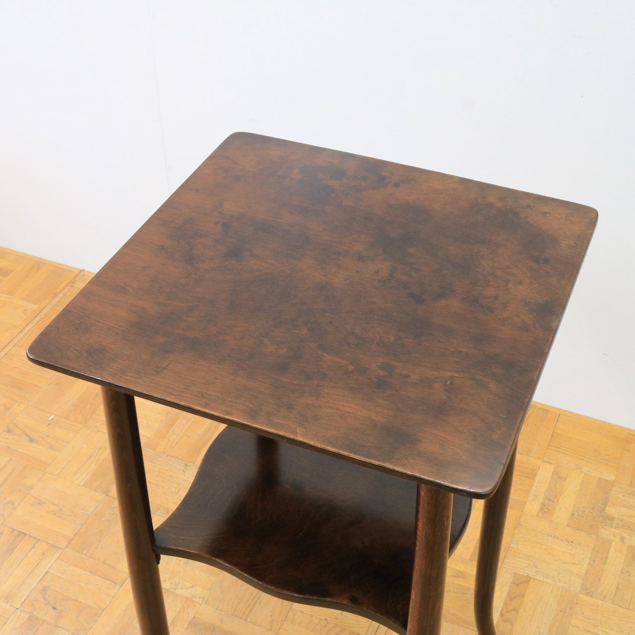 サイドテーブル