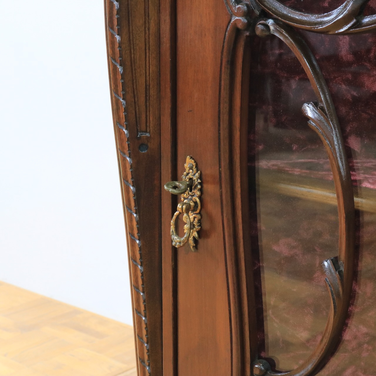 コーナーキャビネット