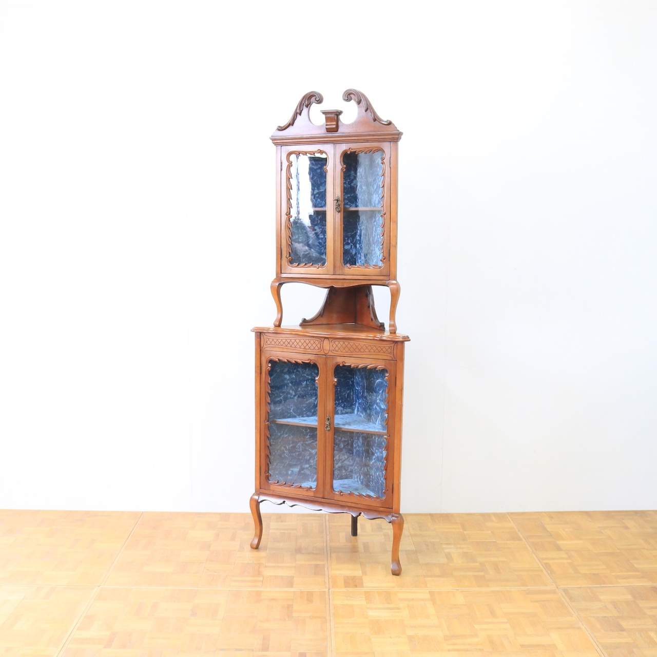 コーナーキャビネット