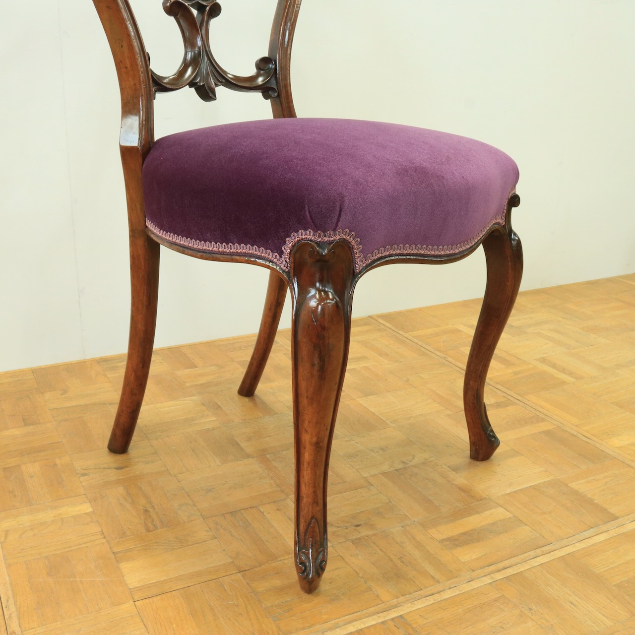 バルーンバックチェアー