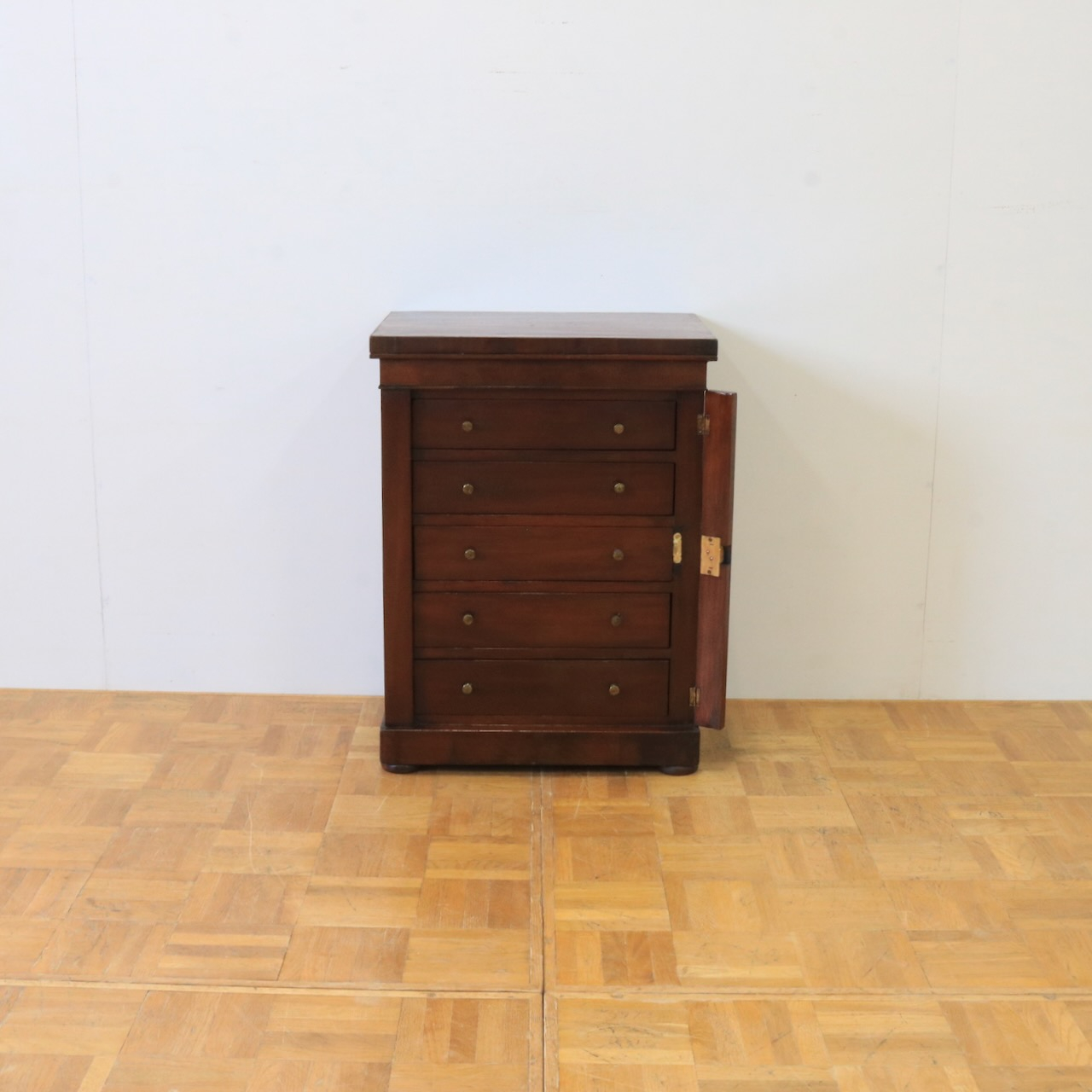 ベッドサイドチェスト