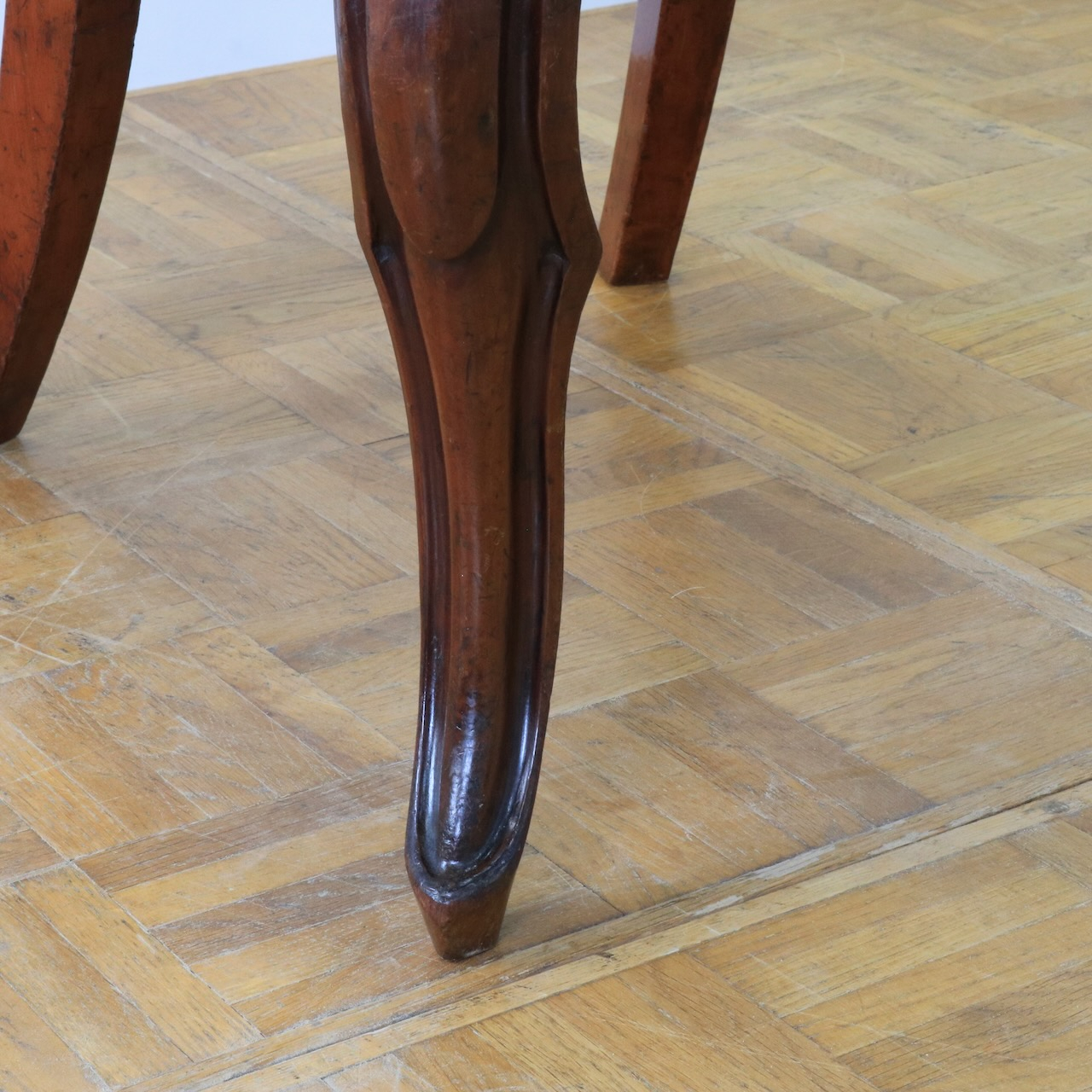 バルーンバックチェアー