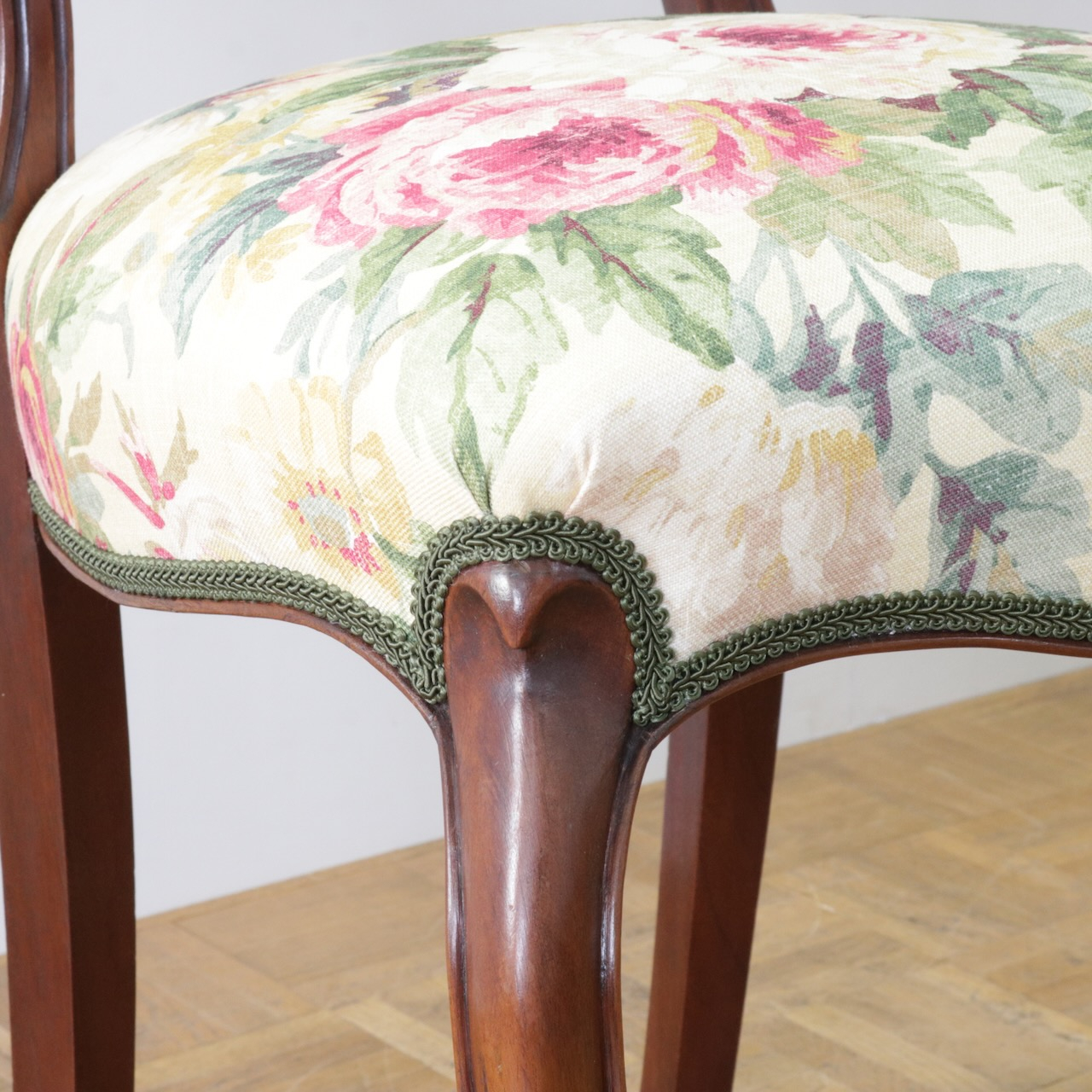 バルーンバックチェアー