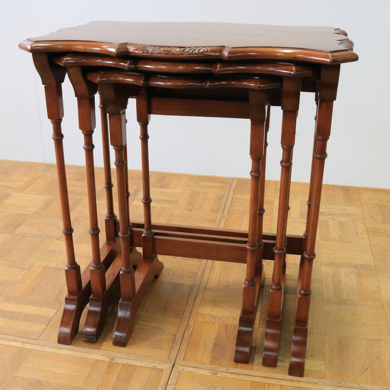 ネストテーブル