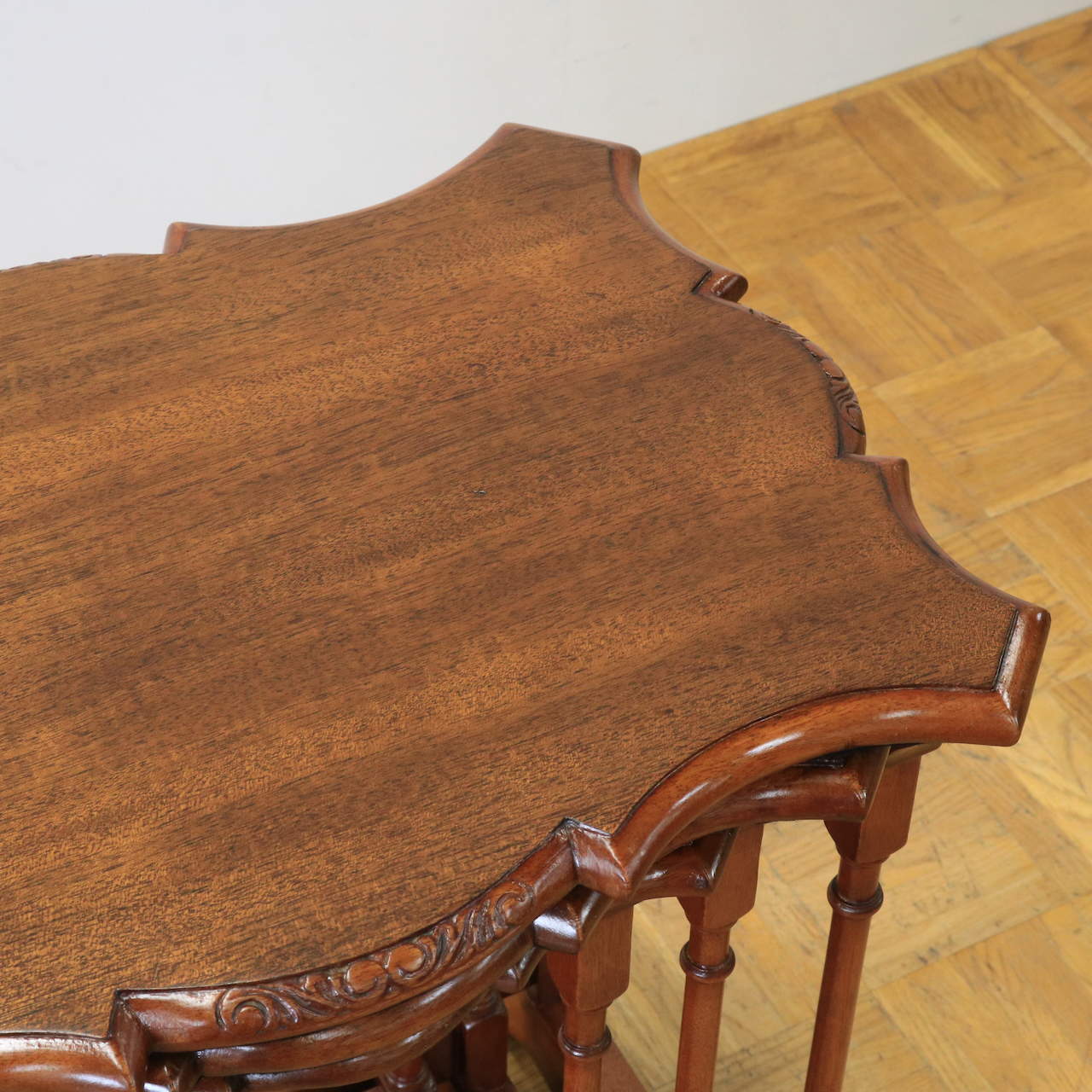 ネストテーブル