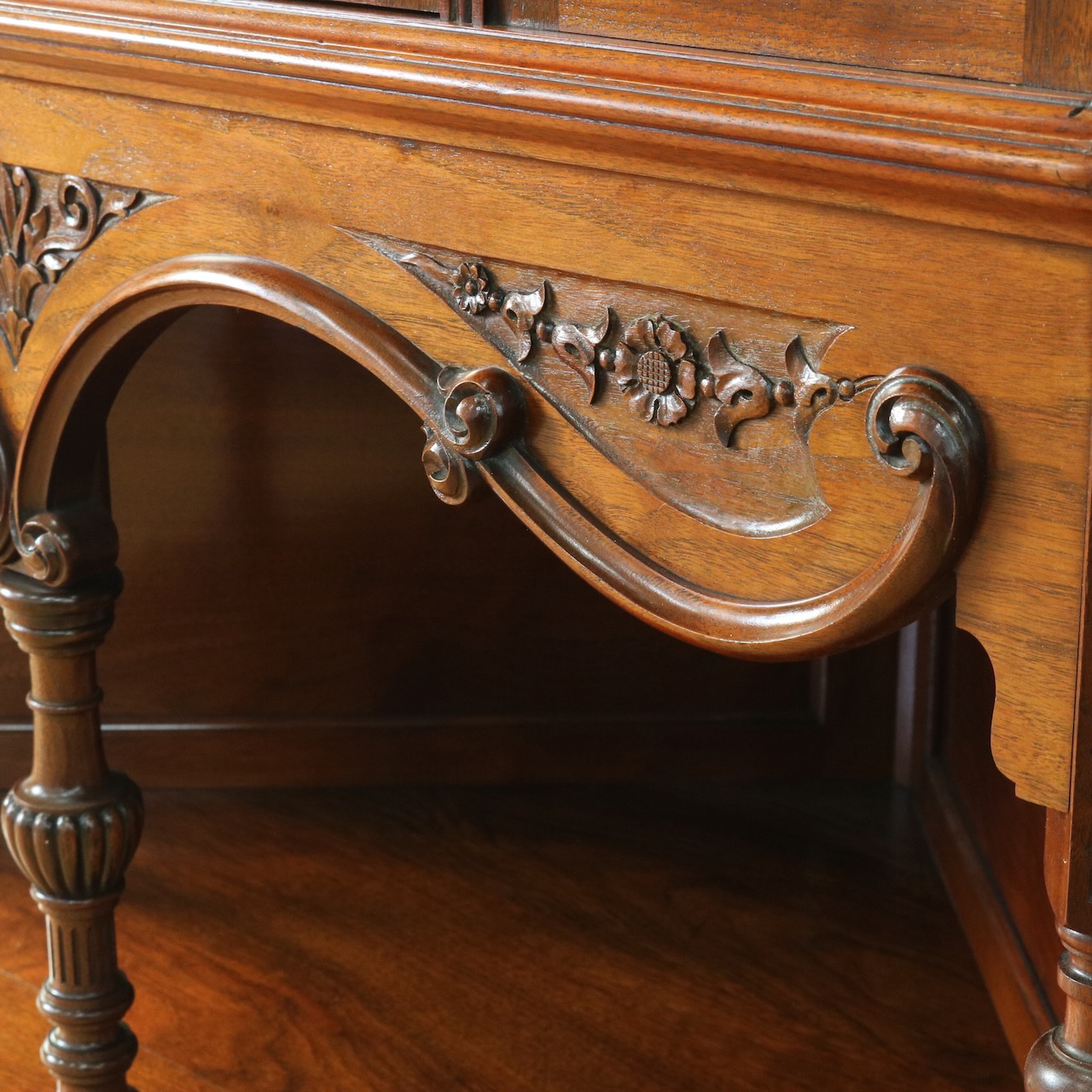 コーナーキャビネット