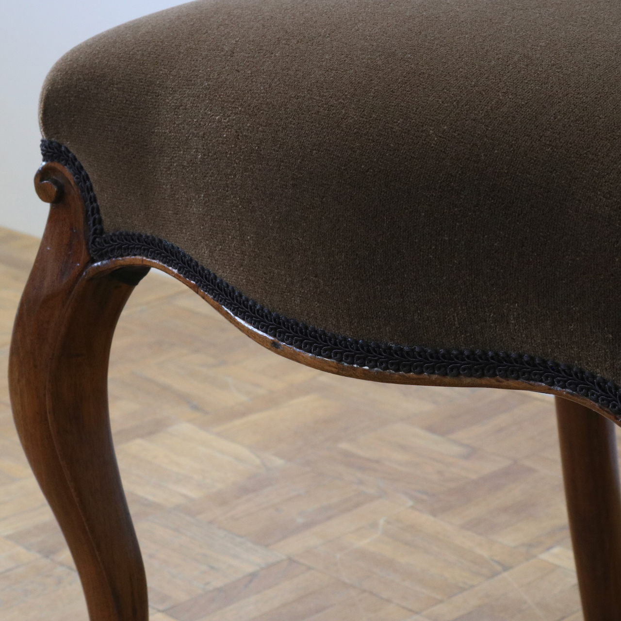 バルーンバックチェアー