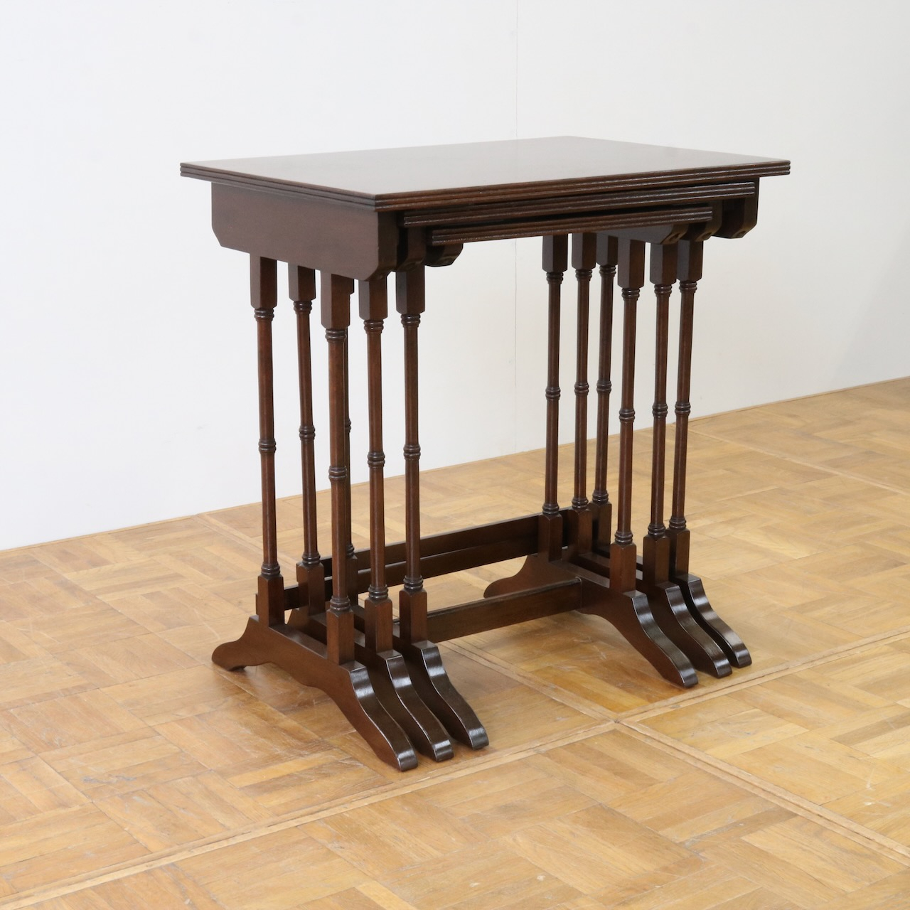 ネストテーブル