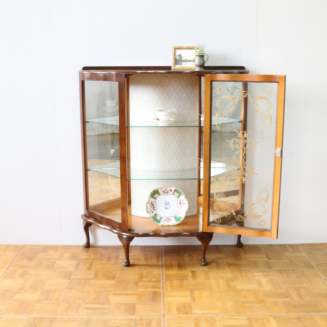 グラスキャビネット