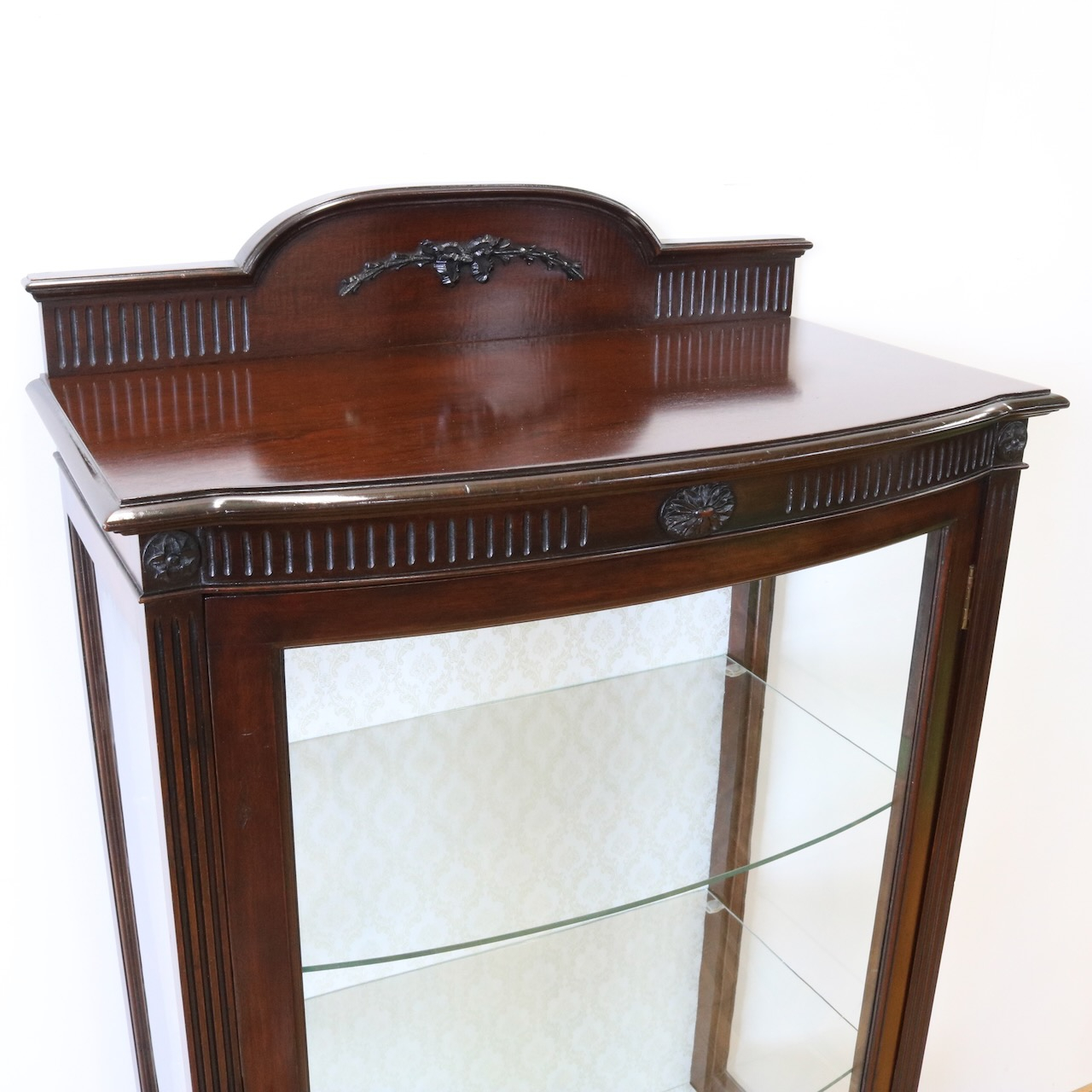 グラスキャビネット