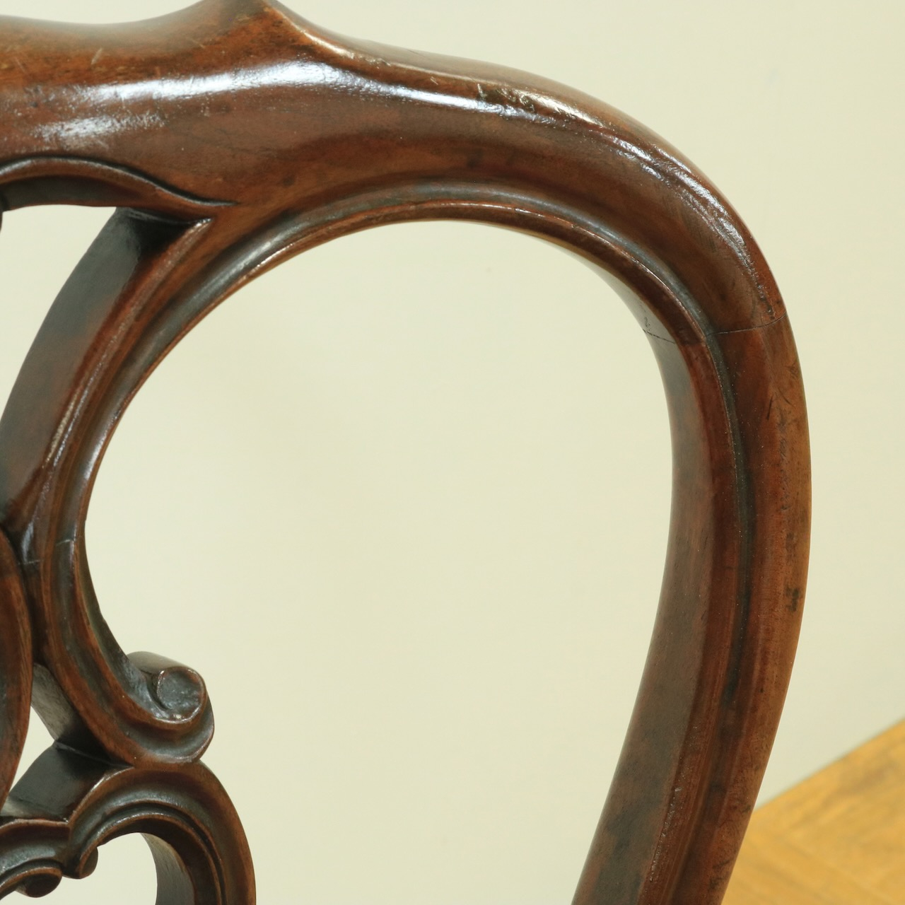 バルーンバックチェアー