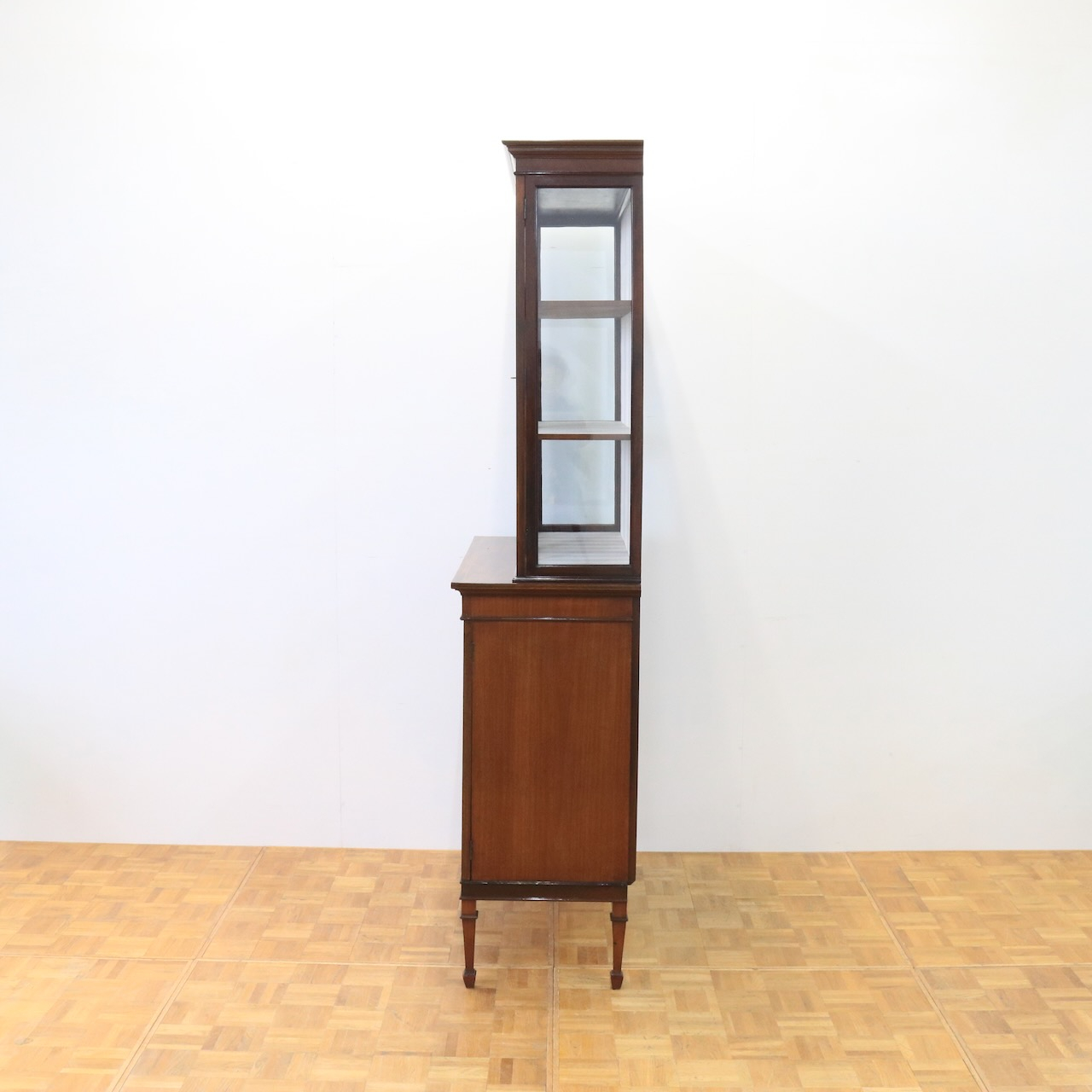 グラスキャビネット