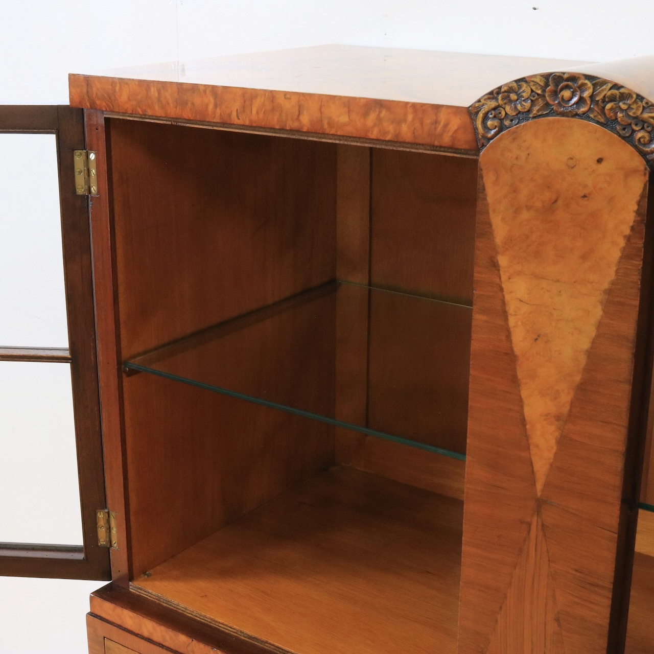 グラスキャビネット