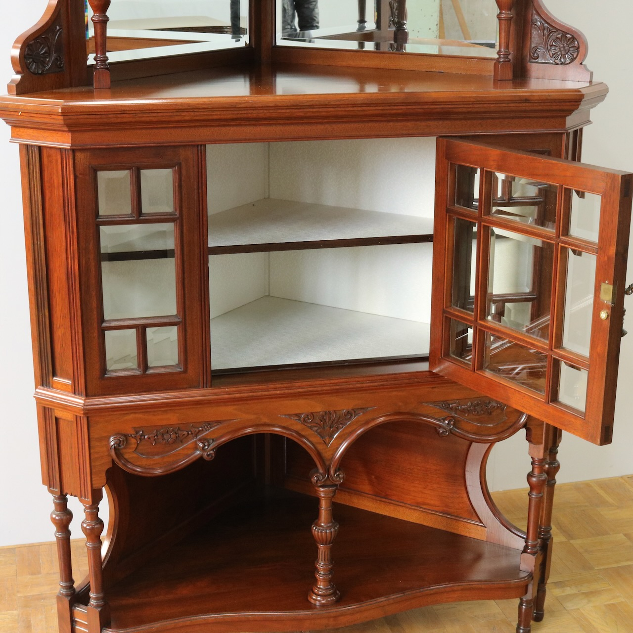 コーナーキャビネット