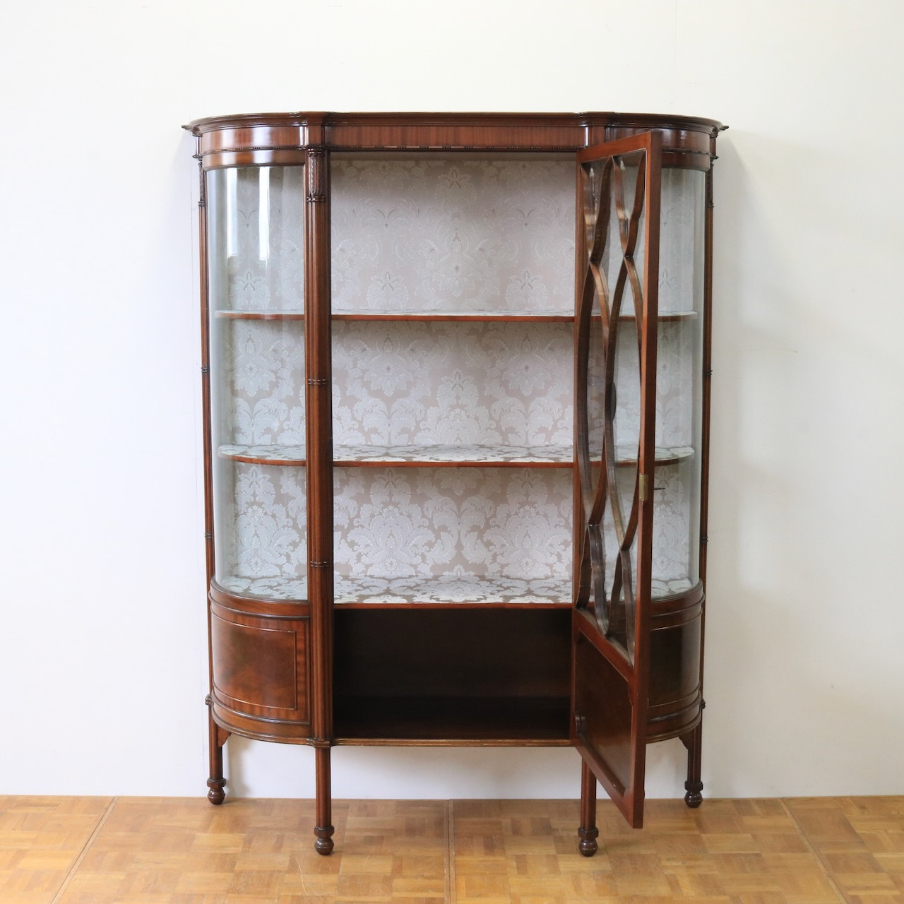 グラスキャビネット