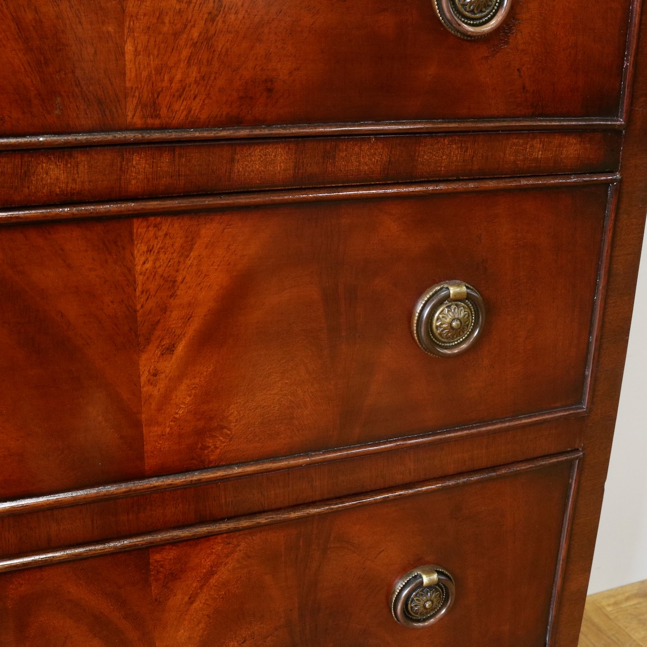 ベッドサイドチェスト