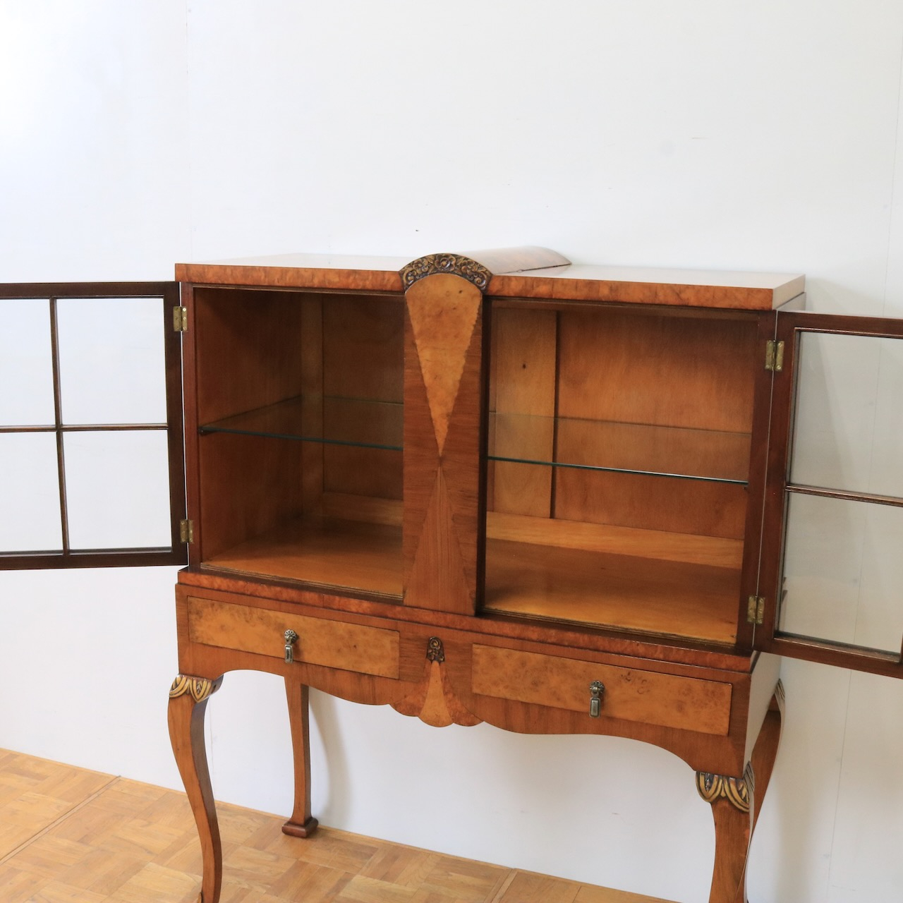 グラスキャビネット