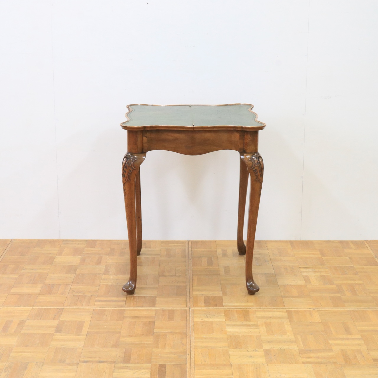 ドレッシングテーブル