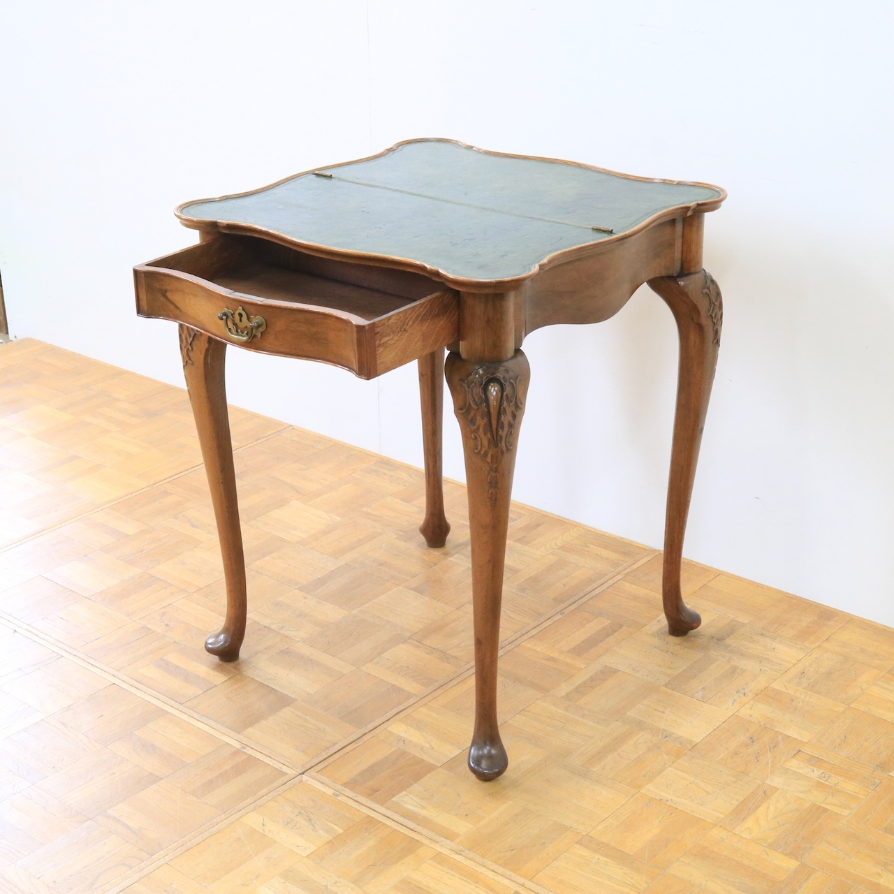 ドレッシングテーブル