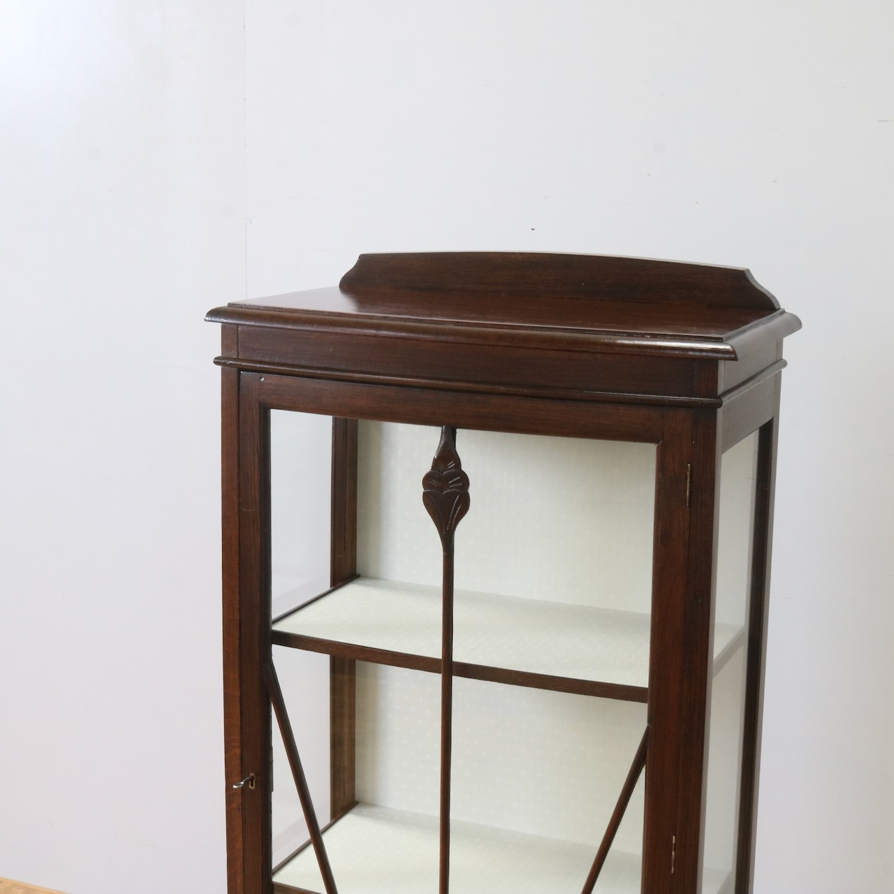 グラスキャビネット