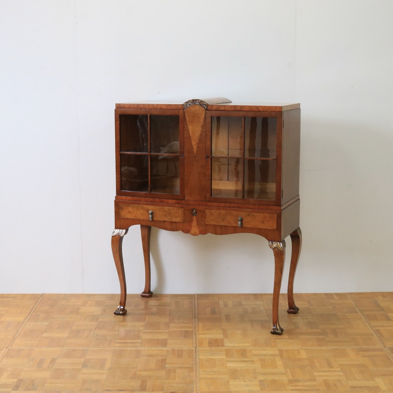 グラスキャビネット